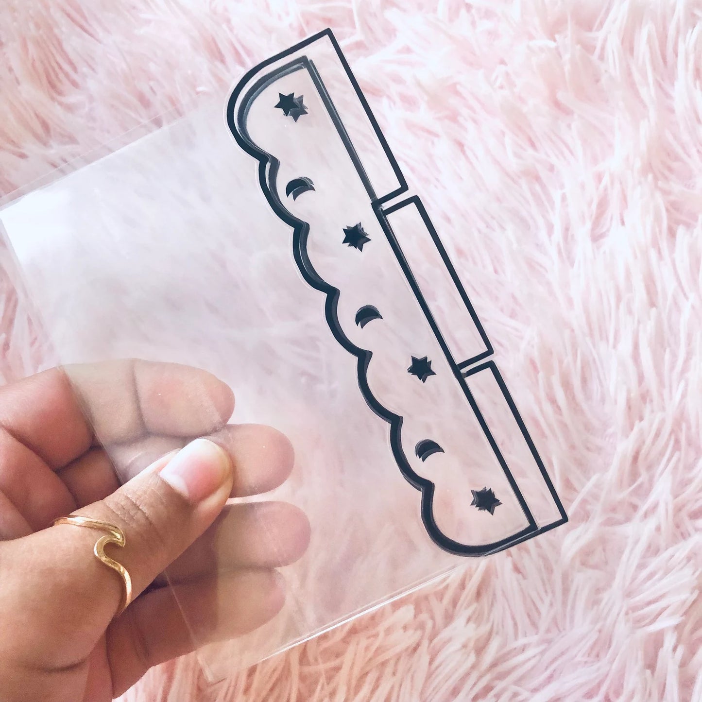 Scalloped moon/star outline dividers